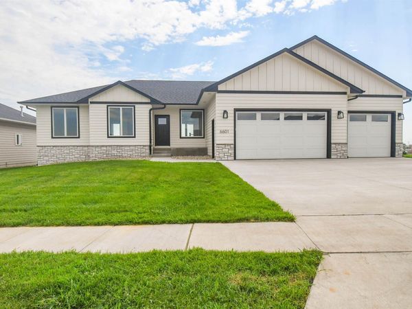 6601 E Fieldview St, Sioux Falls, SD 57110