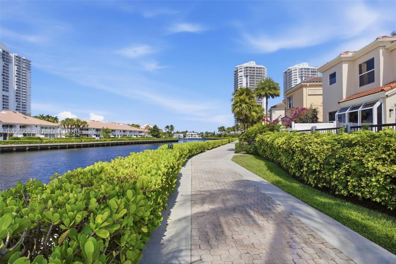 3722 NE 208th Ter , Aventura, FL 33180 Photo