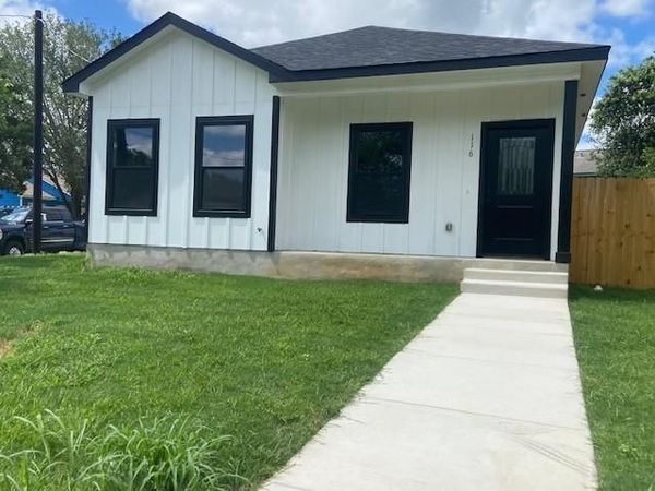 116 Field ST , Luling, TX 78648
