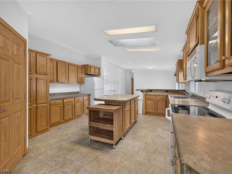 668 Woodlawn Rd, Chardon, OH 44024 Photo 10