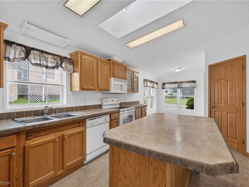 668 Woodlawn Rd, Chardon, OH 44024 Photo 8