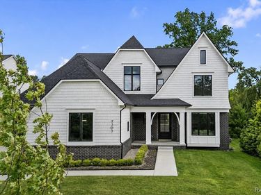 7303 Brookside Village Court, Bloomfield Hills, MI 48301