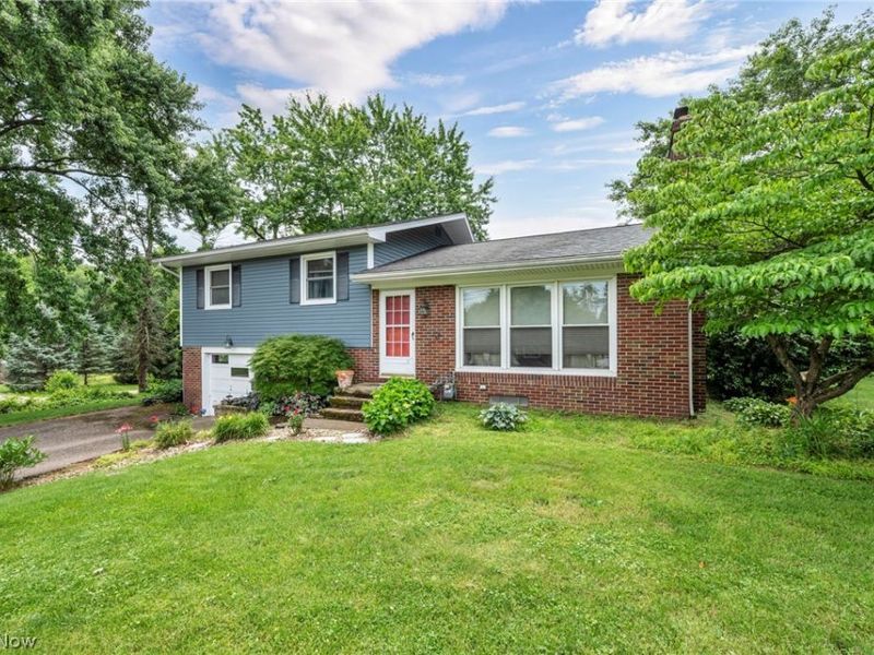 12880 Sunset Circle NW, Uniontown, OH 44685 Photo 2