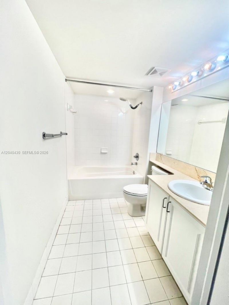 1155 Brickell Bay Dr , Unit 807, Miami, FL 33131 Photo