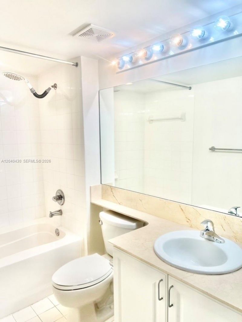 1155 Brickell Bay Dr , Unit 807, Miami, FL 33131 Photo