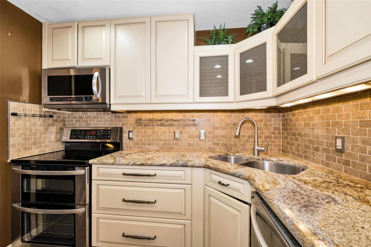 6701 Orchard Drive N, Saint Petersburg, FL 33702 Photo
