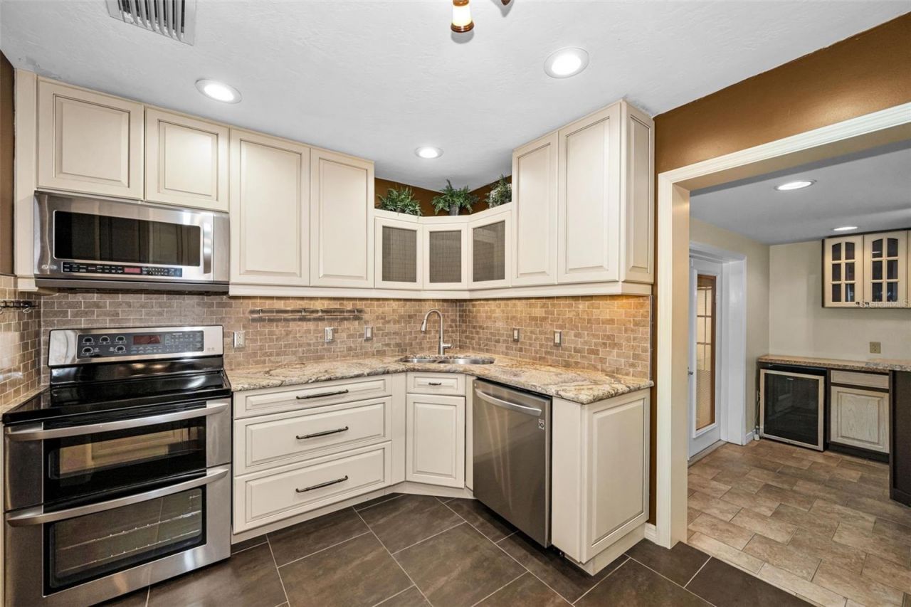 6701 Orchard Drive N, Saint Petersburg, FL 33702 Photo
