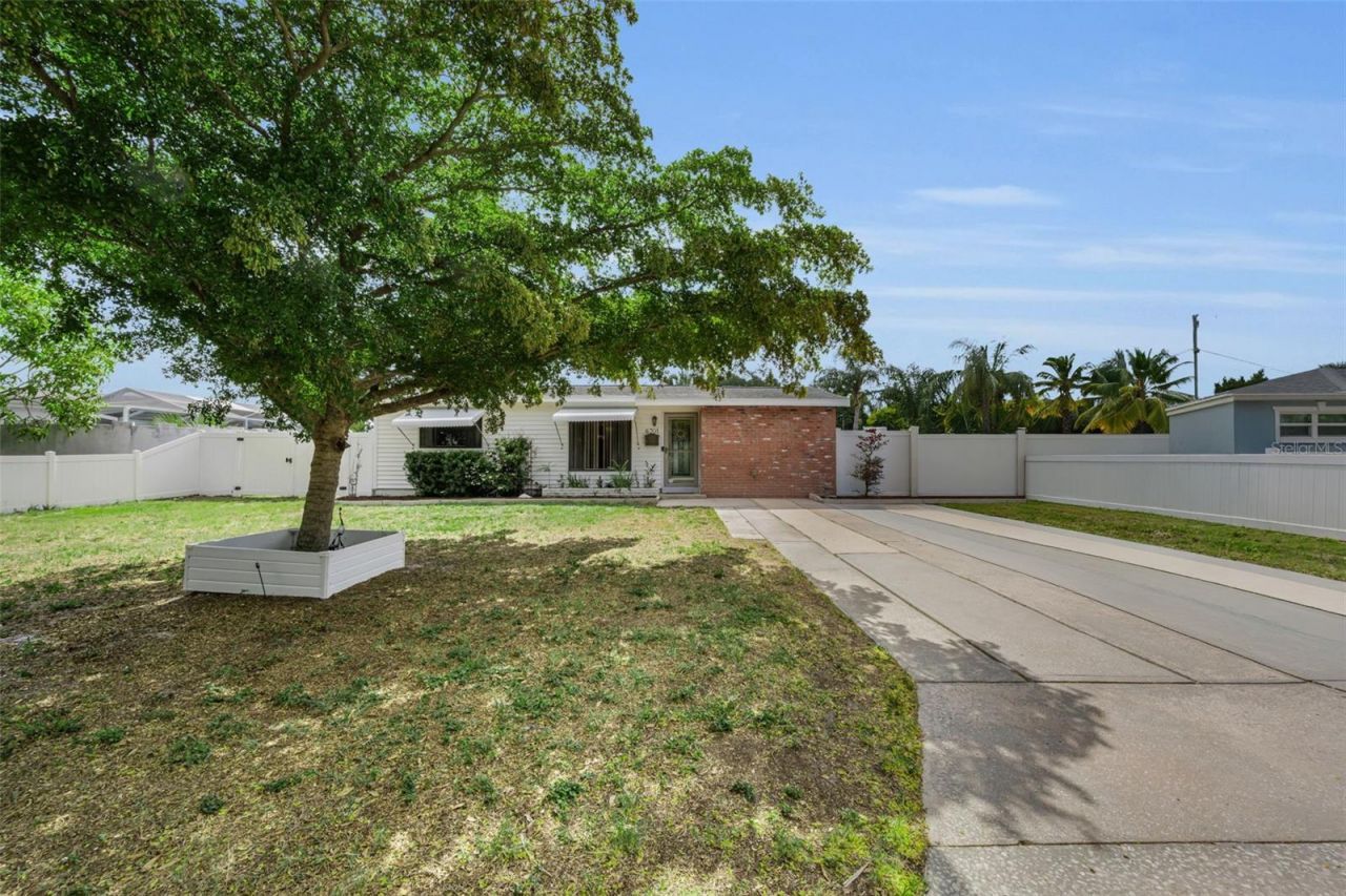 6701 Orchard Drive N, Saint Petersburg, FL 33702 Photo