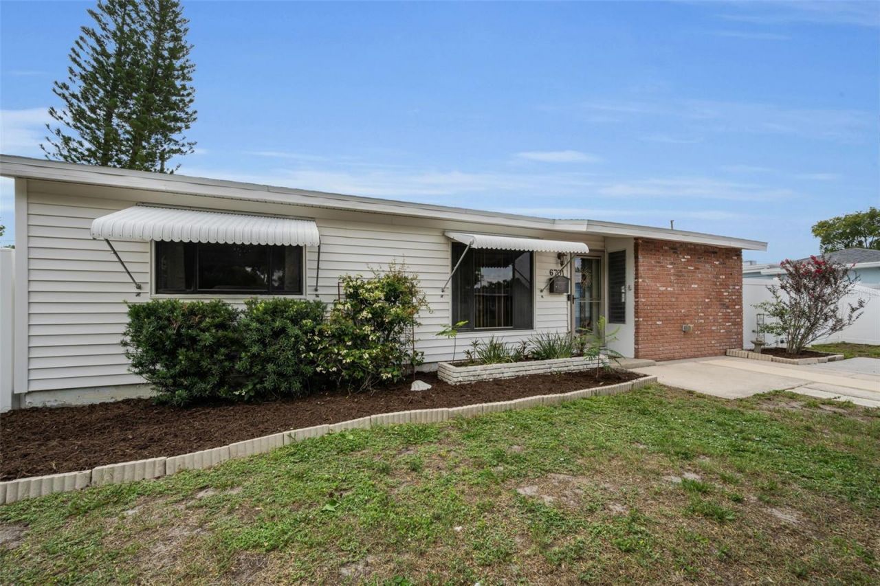 6701 Orchard Drive N, Saint Petersburg, FL 33702 Photo