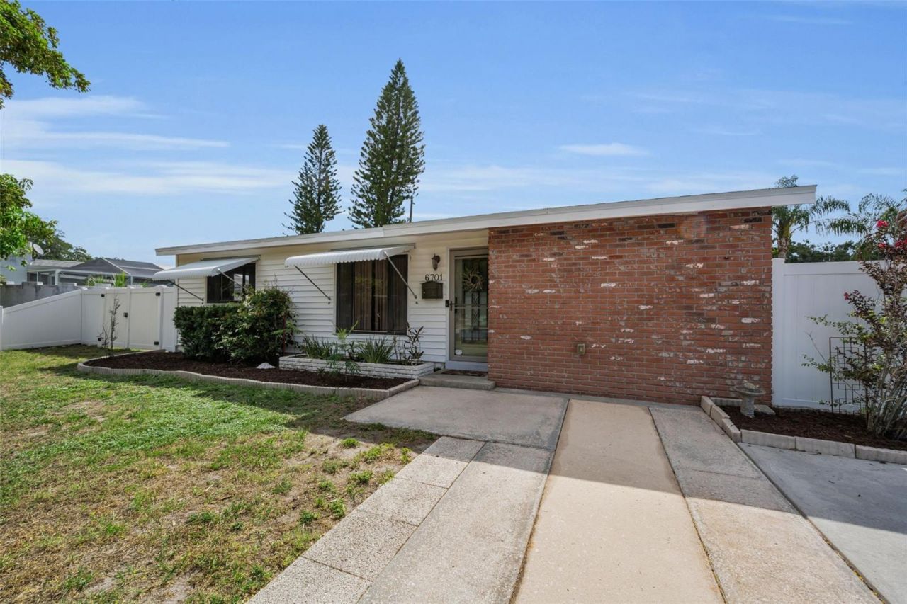 6701 Orchard Drive N, Saint Petersburg, FL 33702 Photo