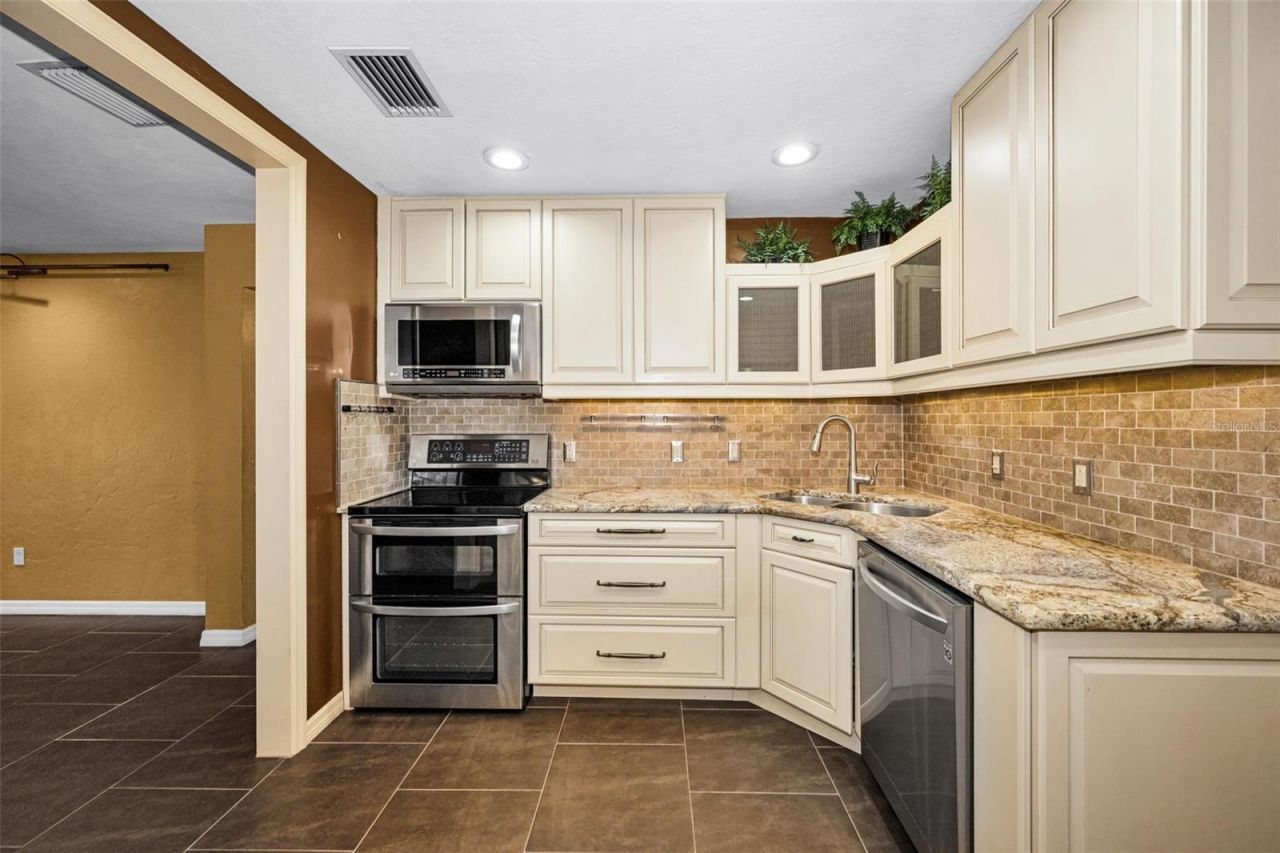 6701 Orchard Drive N, Saint Petersburg, FL 33702 Photo