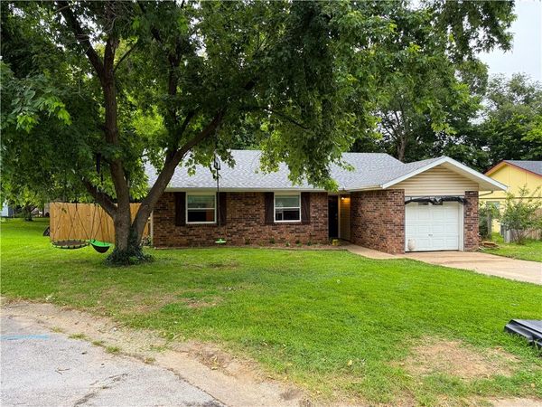1019 W School Street , Siloam Springs, AR 72761