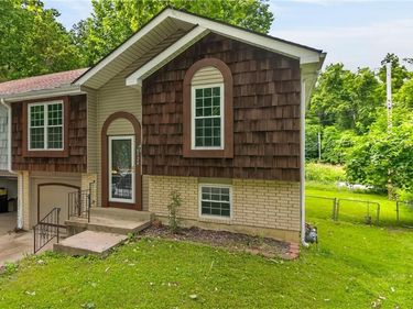 5924 NW Creekview Drive, Parkville, MO 64152