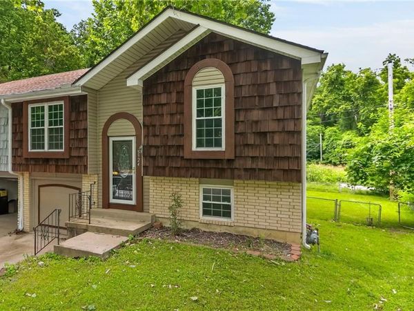 5924 NW Creekview Drive, Parkville, MO 64152