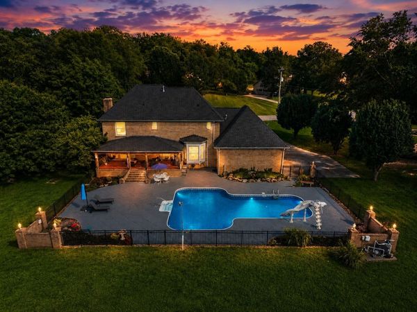 1012 Stirlingshire Dr, Hendersonville, TN 37075