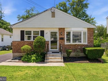 905 AMOSLAND ROAD, MORTON, PA 19070