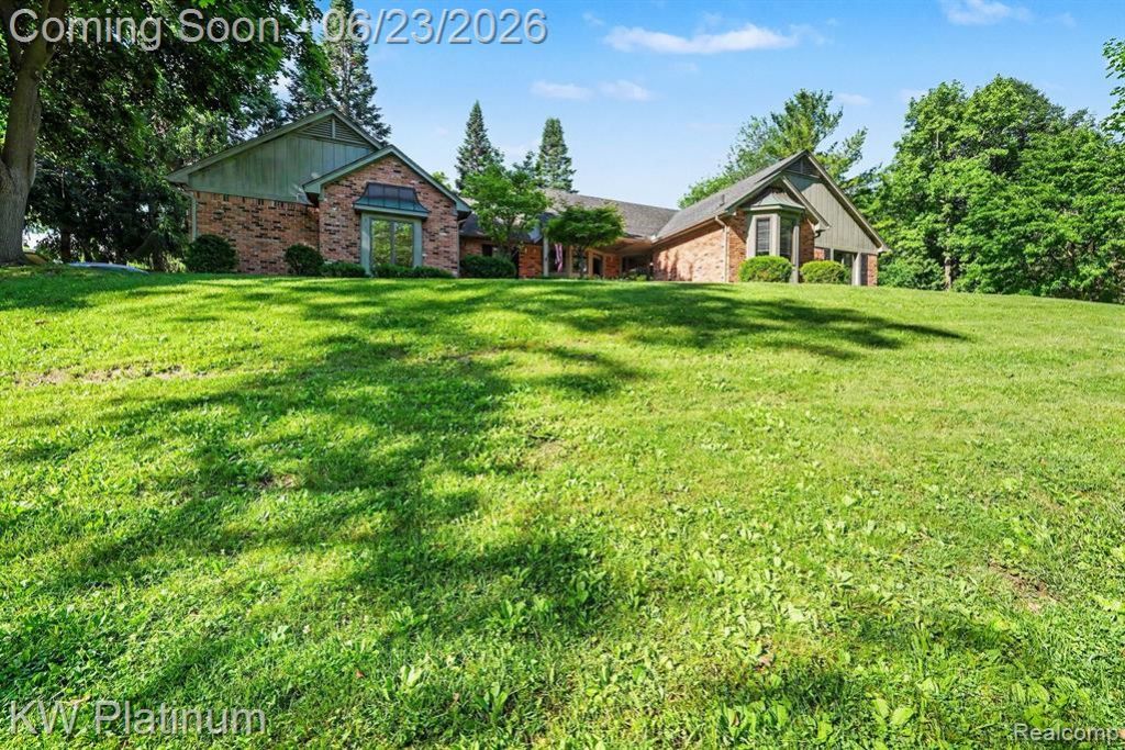 41945 Hillview Drive, Sterling Heights, MI 48314 Main Photo