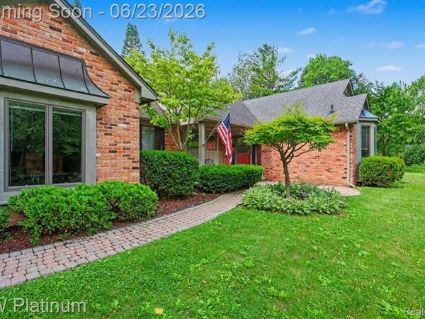 41945 Hillview Drive, Sterling Heights, MI 48314