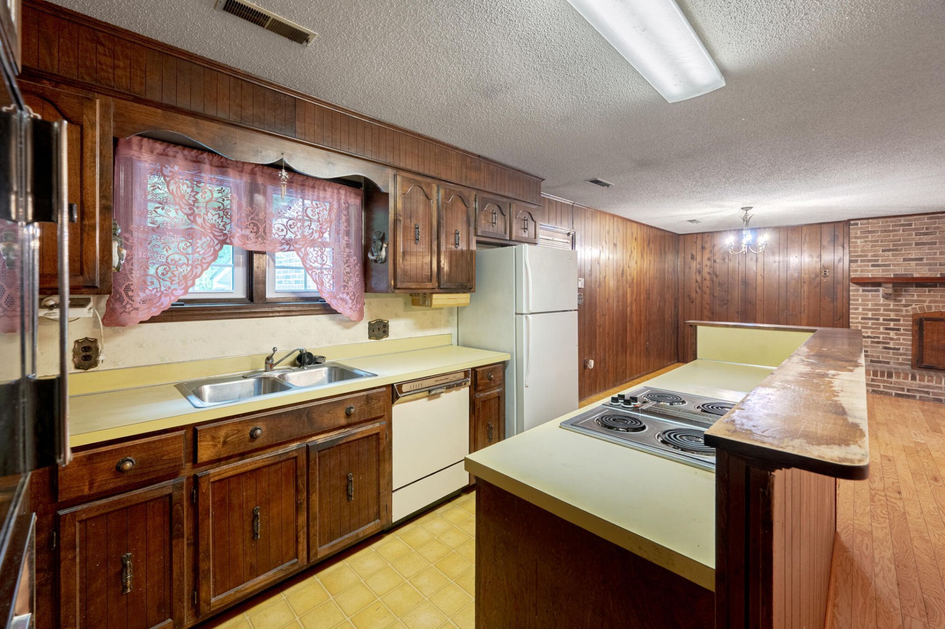 572 Westbury Road Photo 10