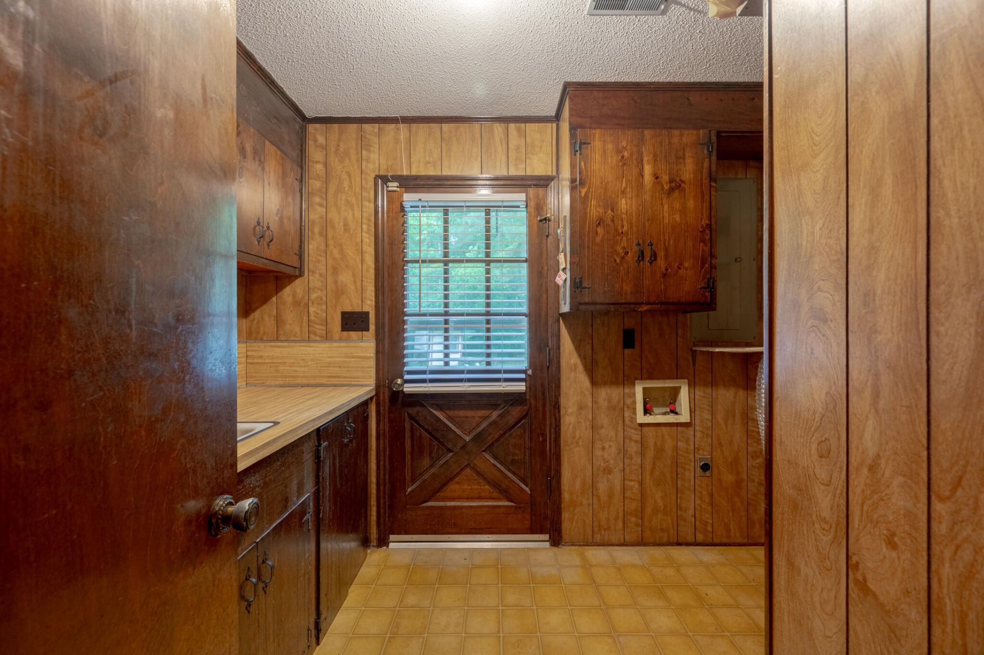 572 Westbury Road Photo 11