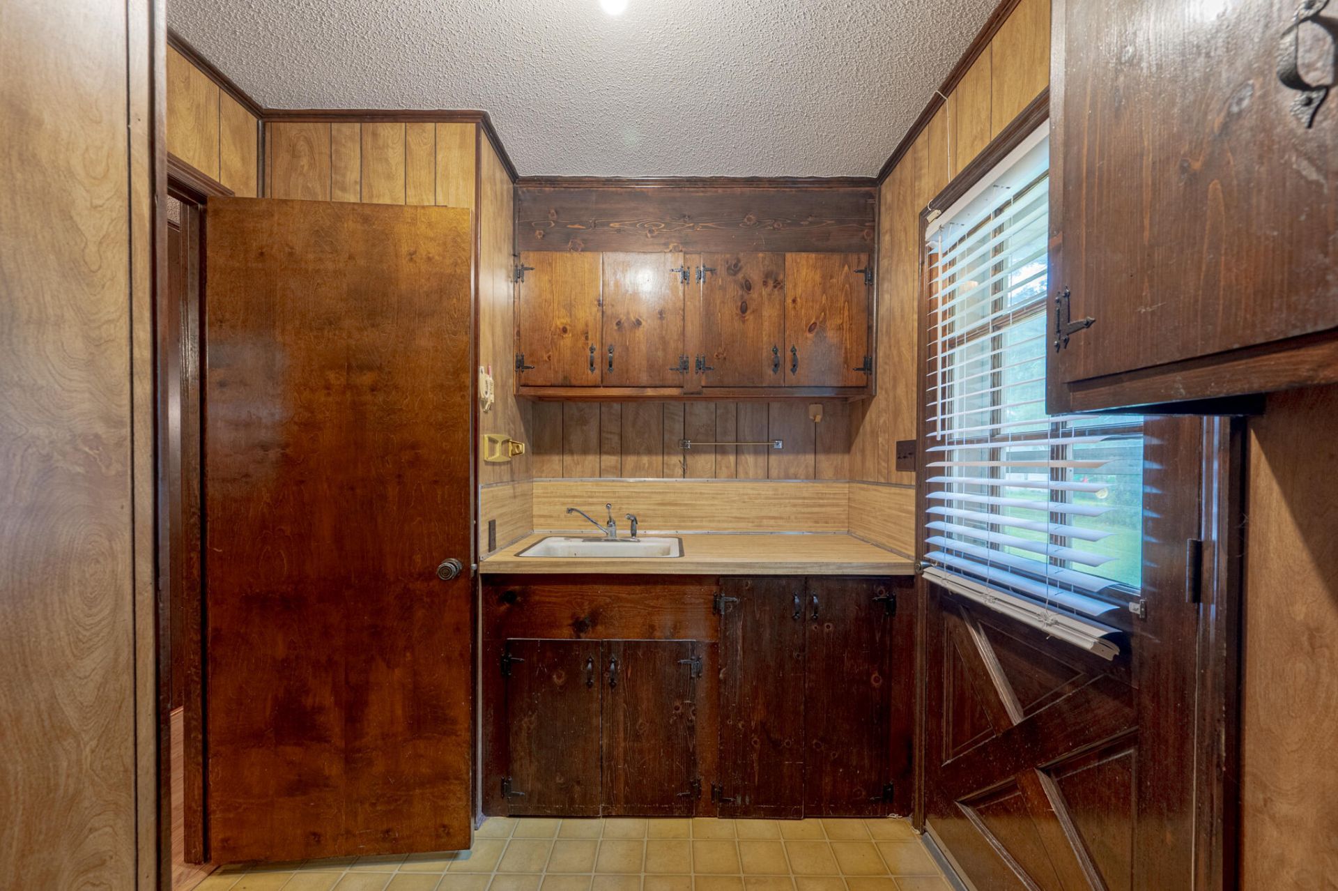 572 Westbury Road Photo 12