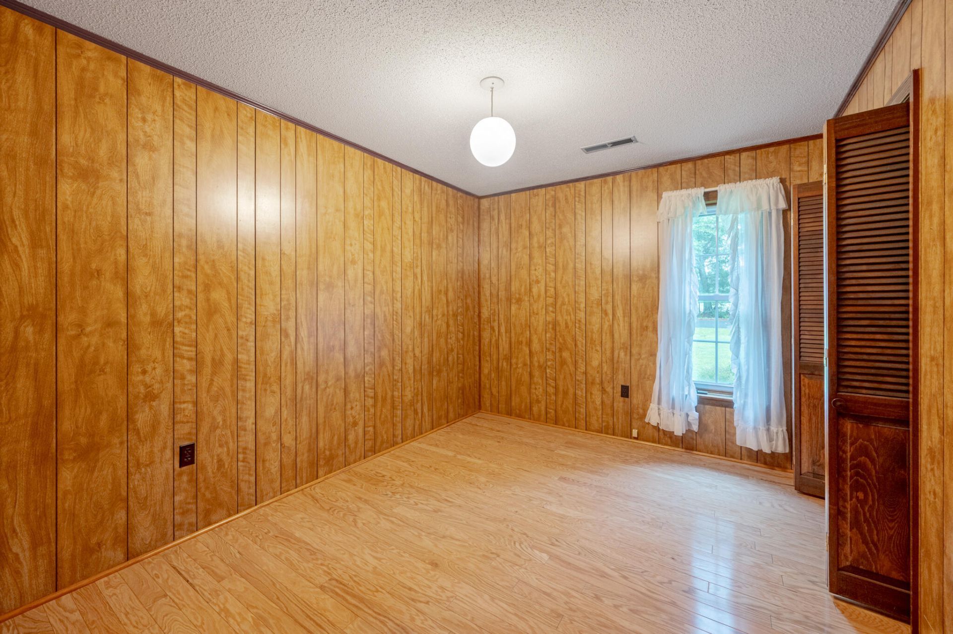 572 Westbury Road Photo 14