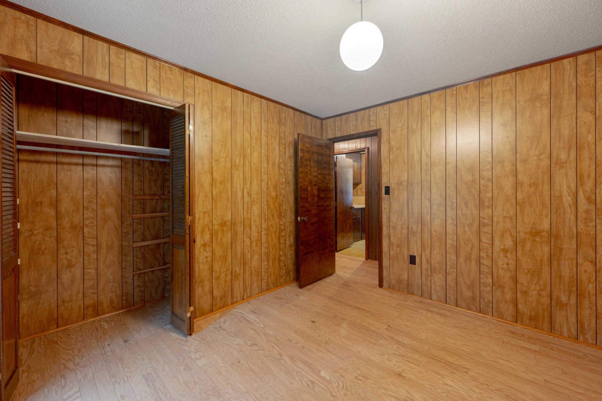 572 Westbury Road Photo 15