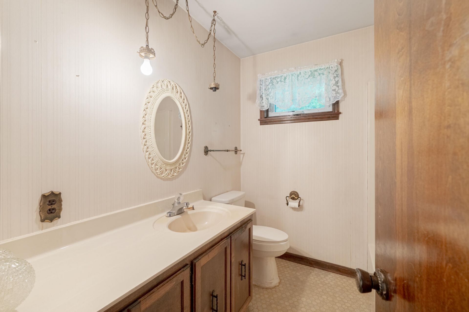 572 Westbury Road Photo 16