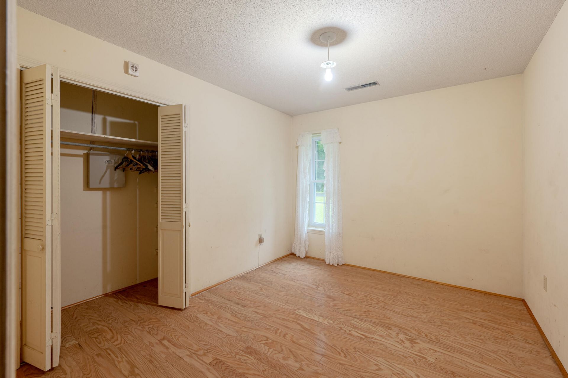 572 Westbury Road Photo 17