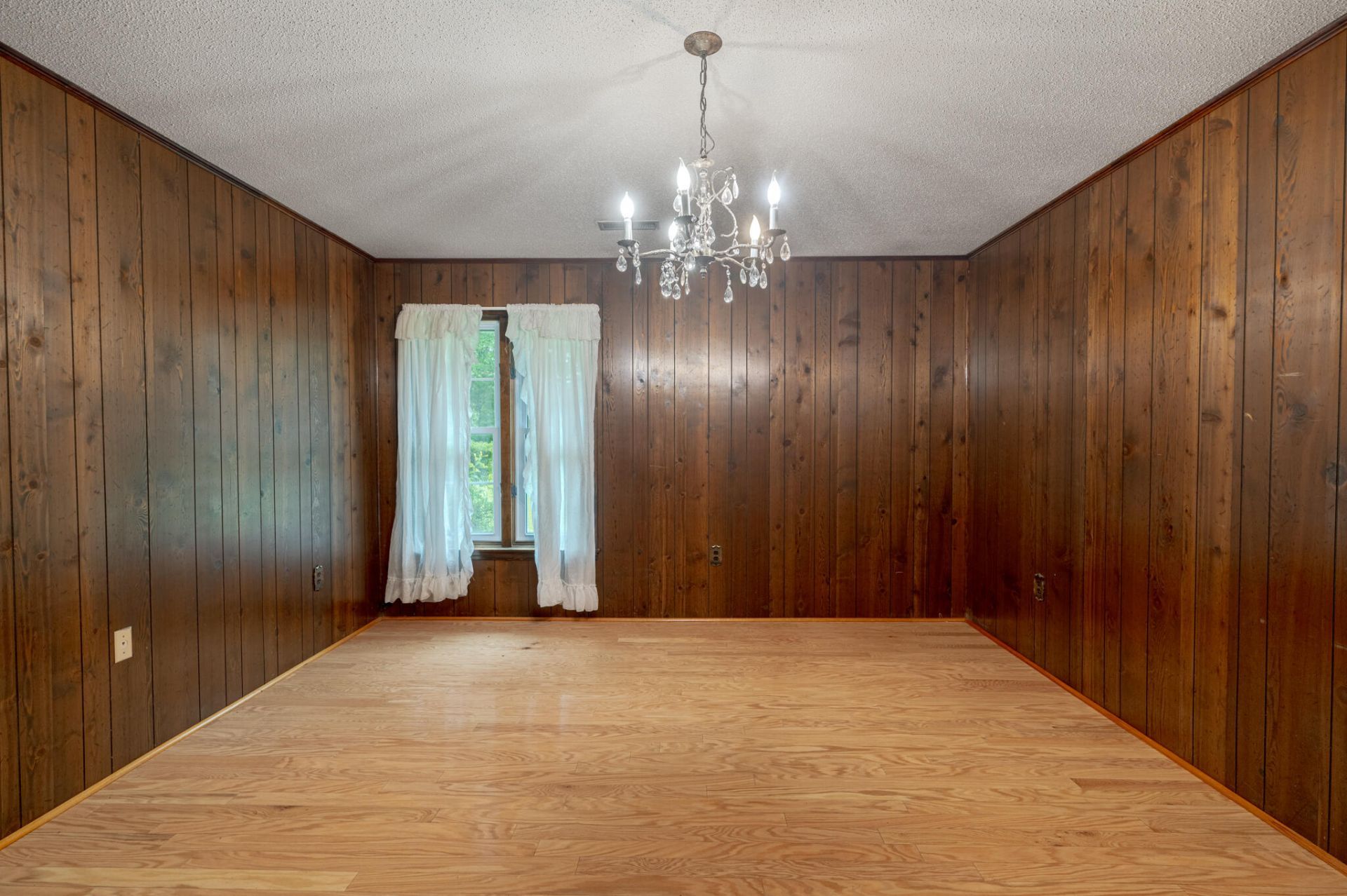572 Westbury Road Photo 18