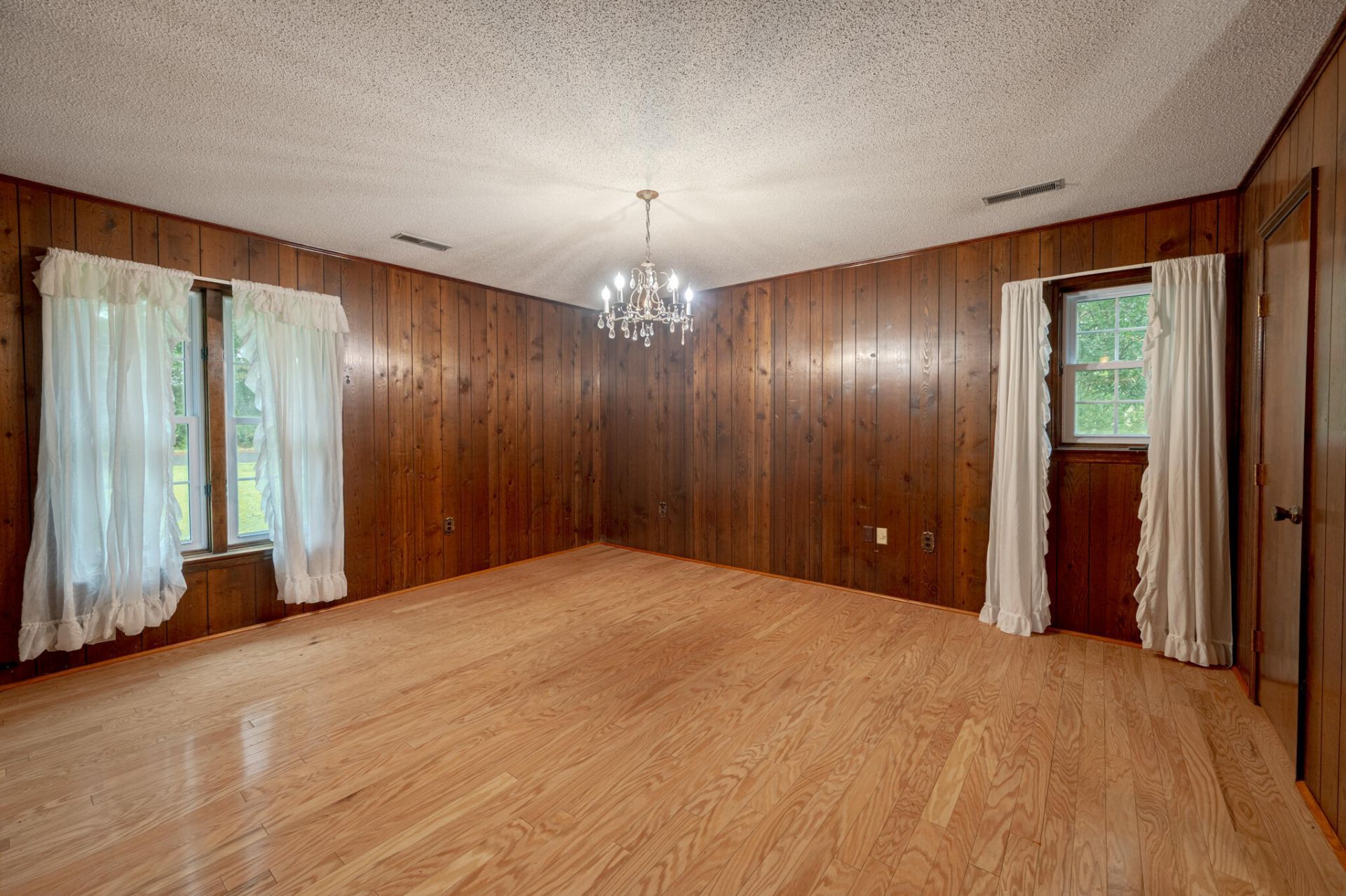 572 Westbury Road Photo 19