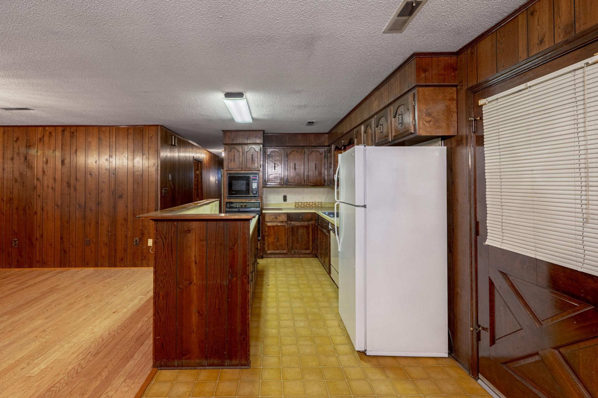 572 Westbury Road Photo 9