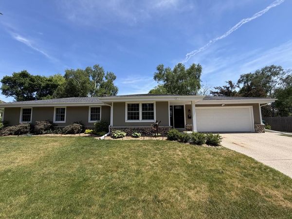 W56N850 N Meadow COURT, Cedarburg, WI 53012