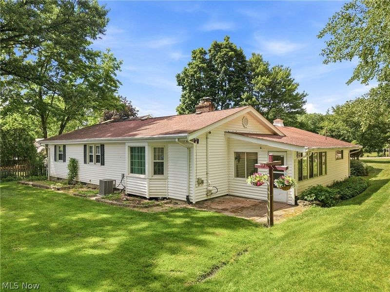 8564 Squires Lane NE, Warren, OH 44484 Photo 2