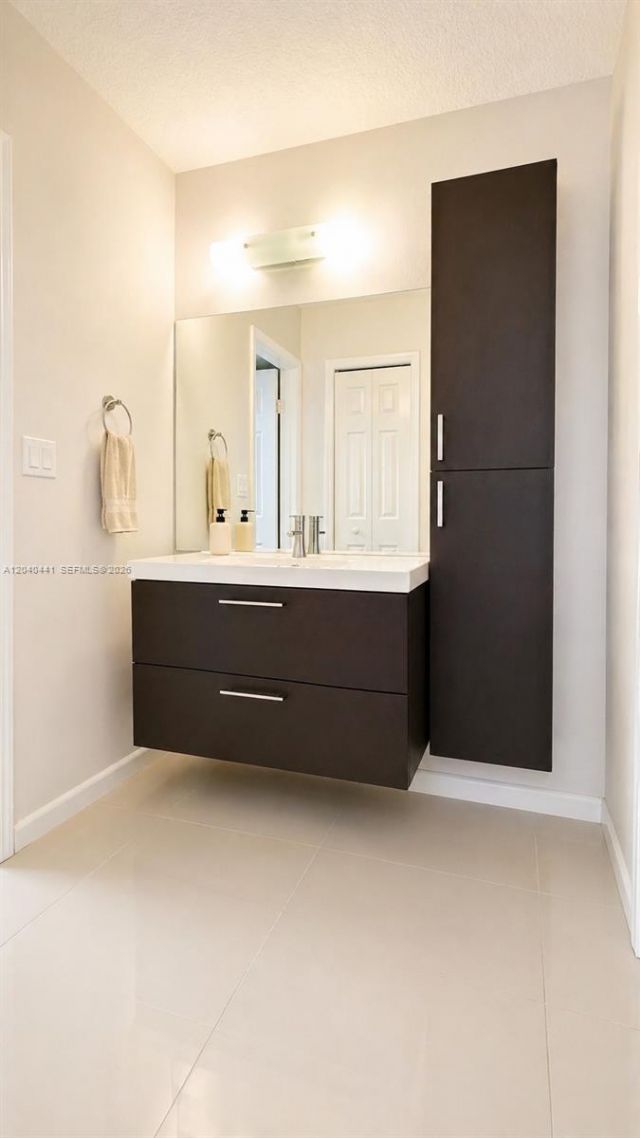 305 Lakeview Dr , Unit 204, Weston, FL 33326 Photo