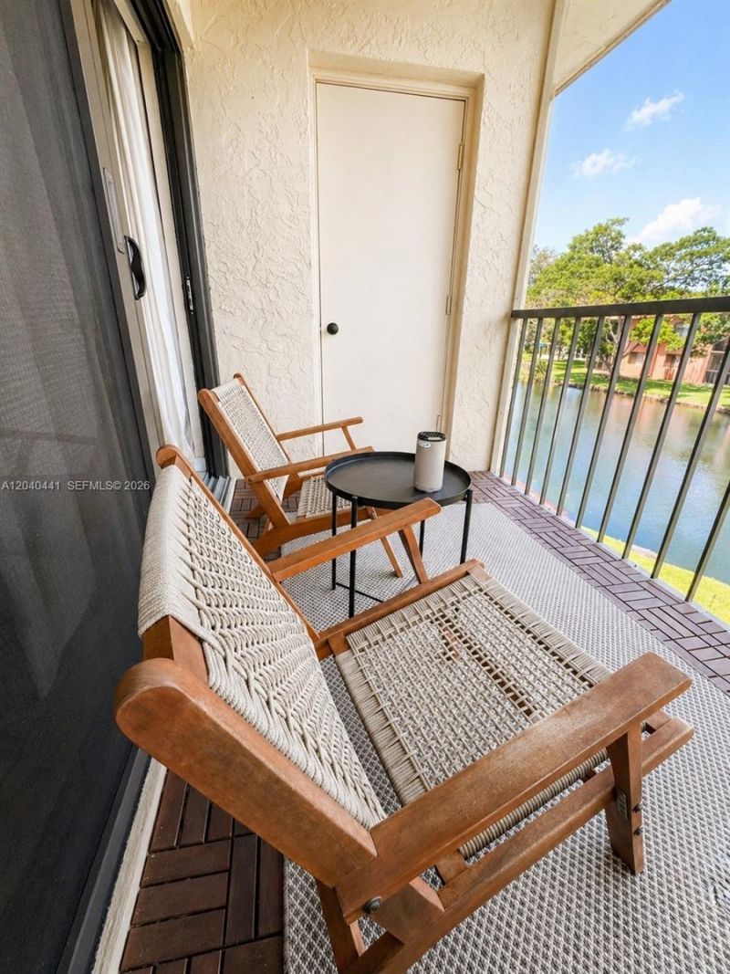 305 Lakeview Dr , Unit 204, Weston, FL 33326 Photo