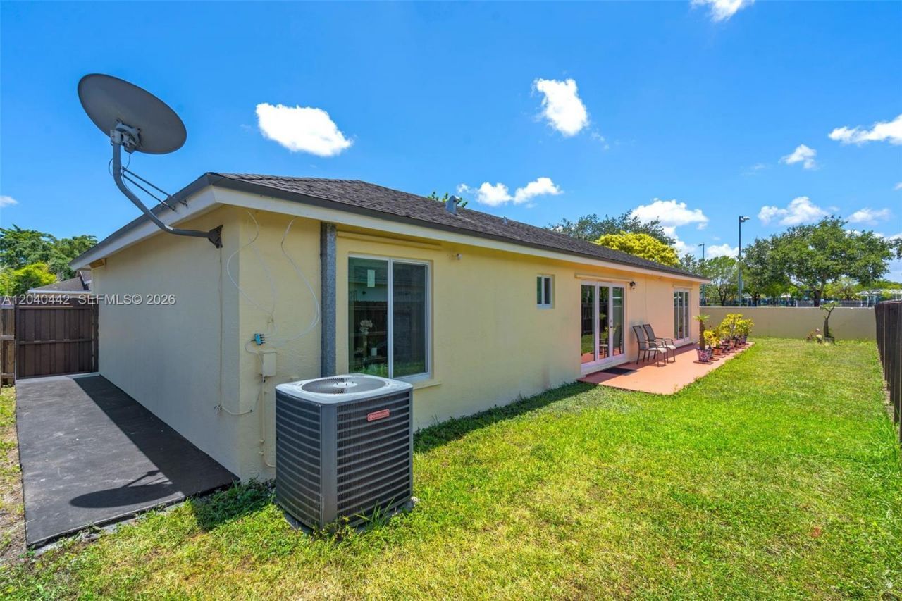 10170 NW 54th Ter, Doral, FL 33178 Photo