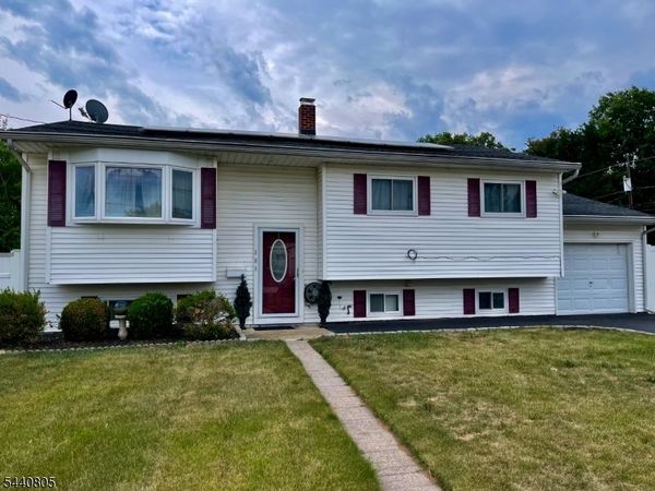 101 Lee Dr, Middlesex, NJ 08846