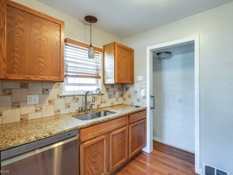 407 E 330th Street, Willowick, OH 44095 Photo 10
