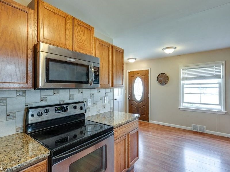 407 E 330th Street, Willowick, OH 44095 Photo 11