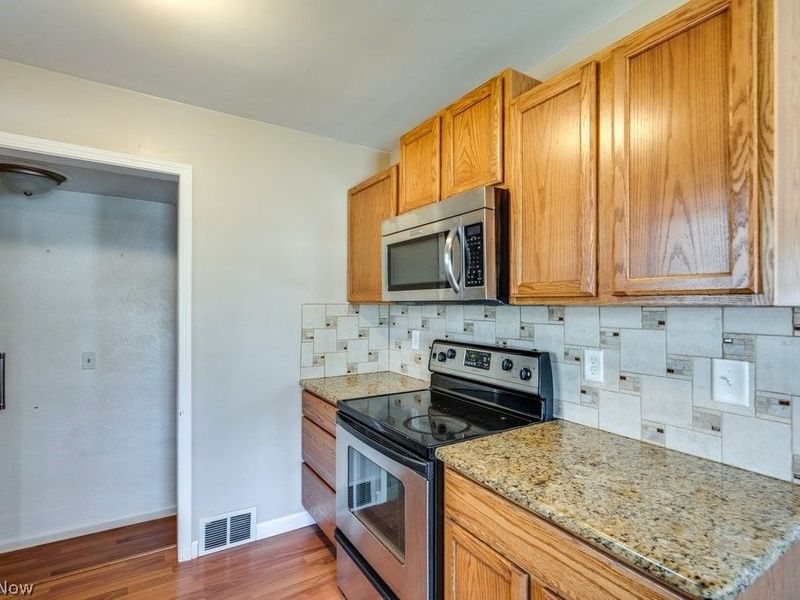 407 E 330th Street, Willowick, OH 44095 Photo 7