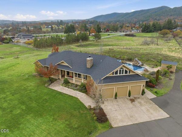 899 Old Stage Road, Medford, OR 97502