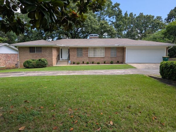 7023 W Markham , Little Rock, AR 72205