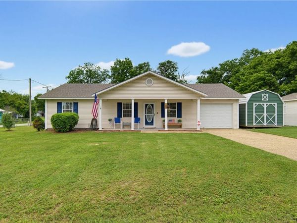 109 SW 3rd Avenue , Gravette, AR 72736