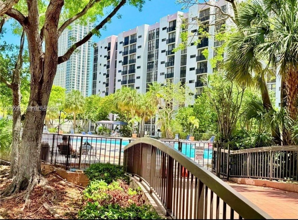 16909 N Bay Rd , Unit 116, Sunny Isles Beach, FL 33160 Photo
