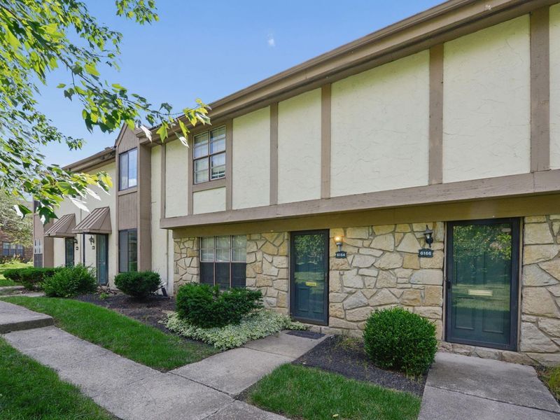 6164 Stornoway Drive S, Unit 6164, Columbus, OH 43213 Photo 1