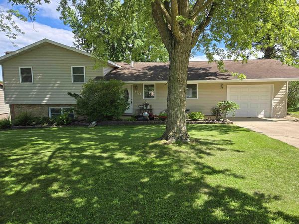 710 6th Ave E , Cresco, IA 52136