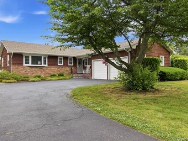 825 Karshick Street , Bohemia, NY 11716