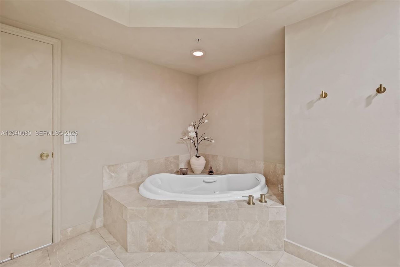 14951 Royal Oaks Ln , Unit 1202, North Miami, FL 33181 Photo
