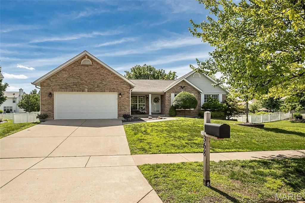 368 Clarendon Lane , Saint Charles, MO 63301 Main Photo